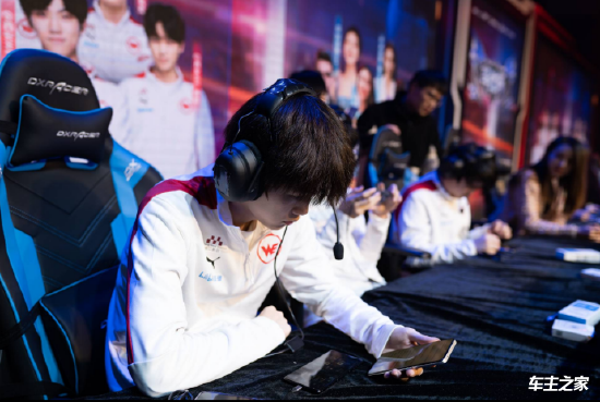 Apeks 将 Governor 移至非活跃名单